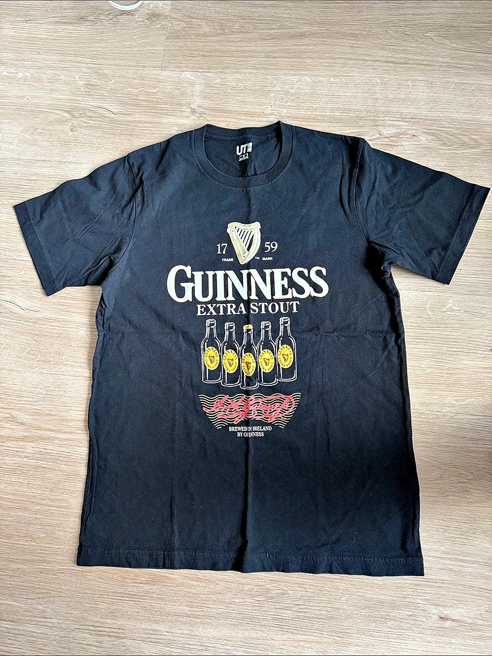 UNIQLO UT Guinness Extra Stout Graphic T-Shirt Black Medium
